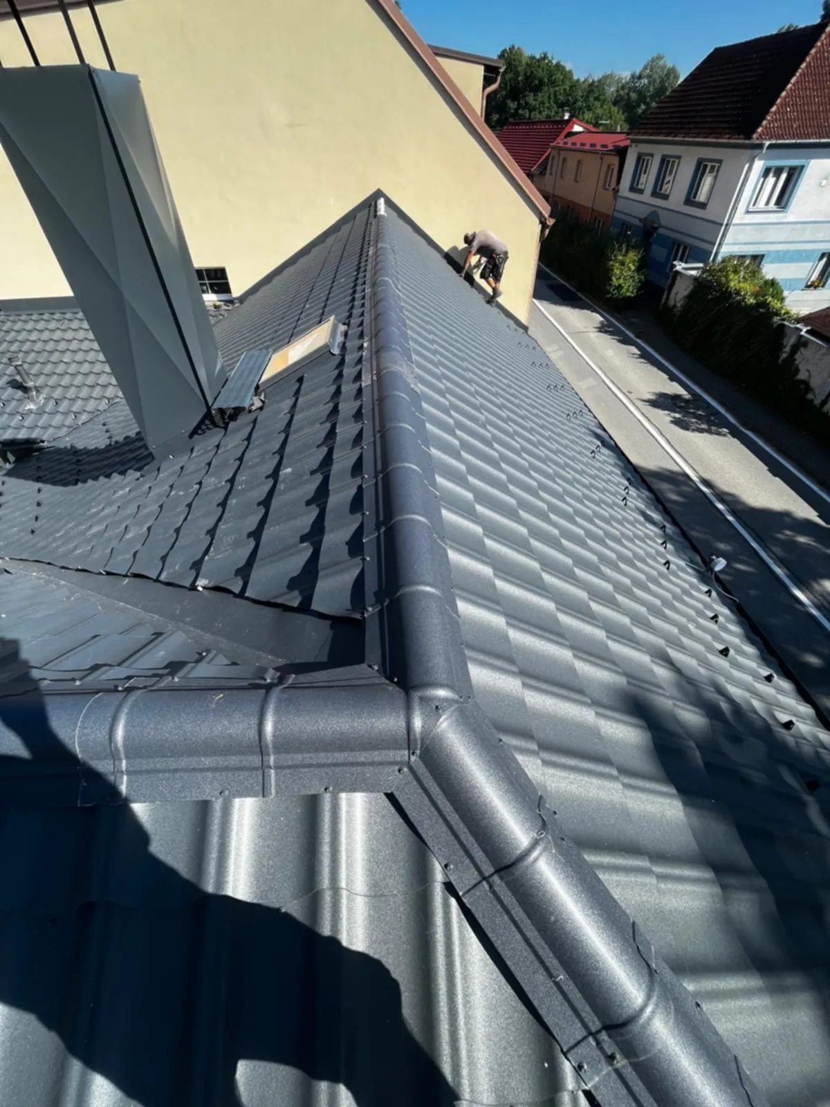 Detailní klempířské práce na střeše bytového domu na sídlišti Máj